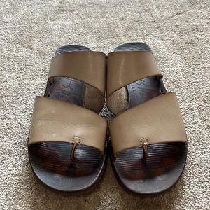 Blowfish sandal